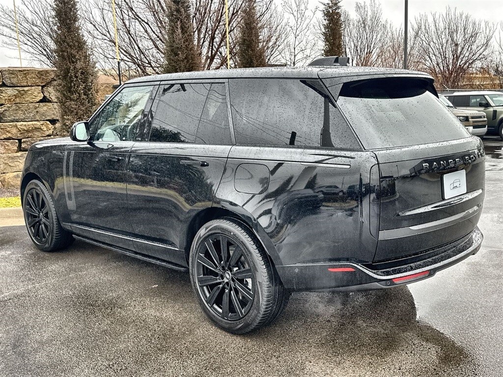 2025 Land Rover Range Rover SE photo 3