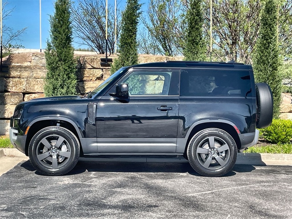 2023 Land Rover Defender SE