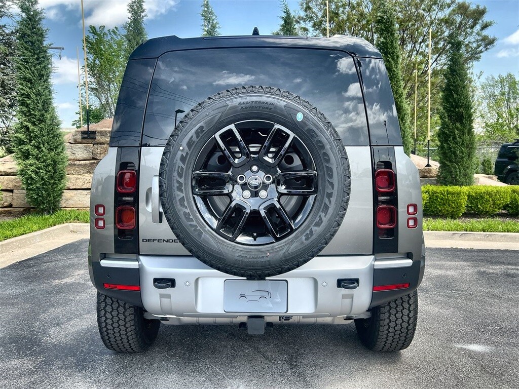2025 Land Rover Defender 90 S photo 4