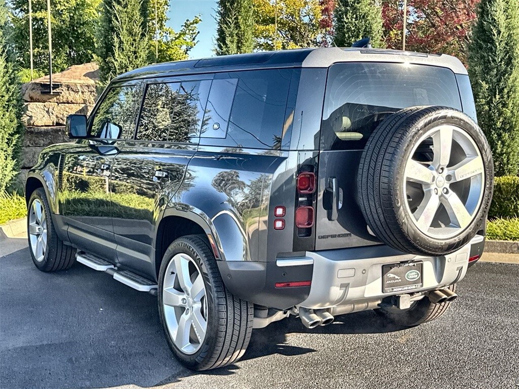 2024 Land Rover Defender 110 SE photo 3