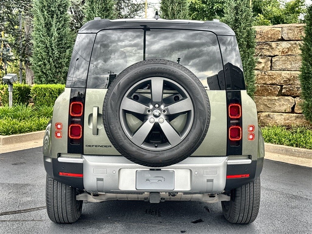 2025 Land Rover Defender 110 S photo 4