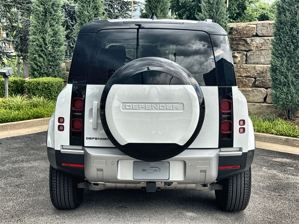 2025 Land Rover Defender 110 S photo 4