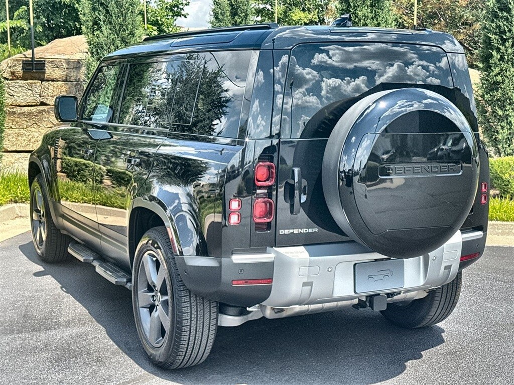 2025 Land Rover Defender 110 S photo 2