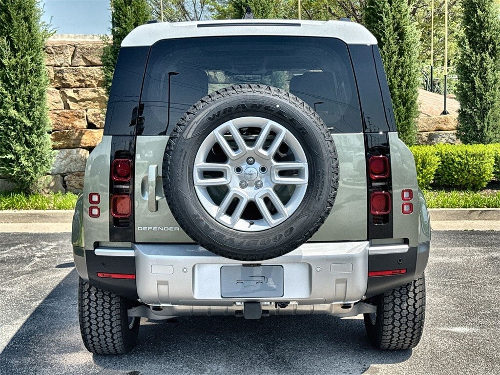 2025 Land Rover Defender 110 S photo 4
