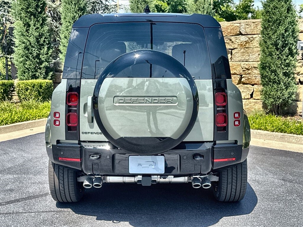 2025 Land Rover Defender 110 X-Dynamic SE photo 3
