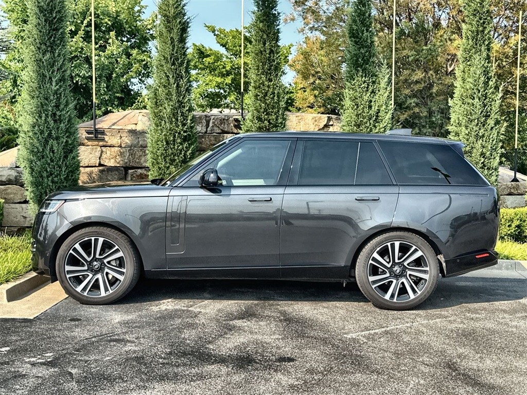 2023 Land Rover Range Rover SE photo 2