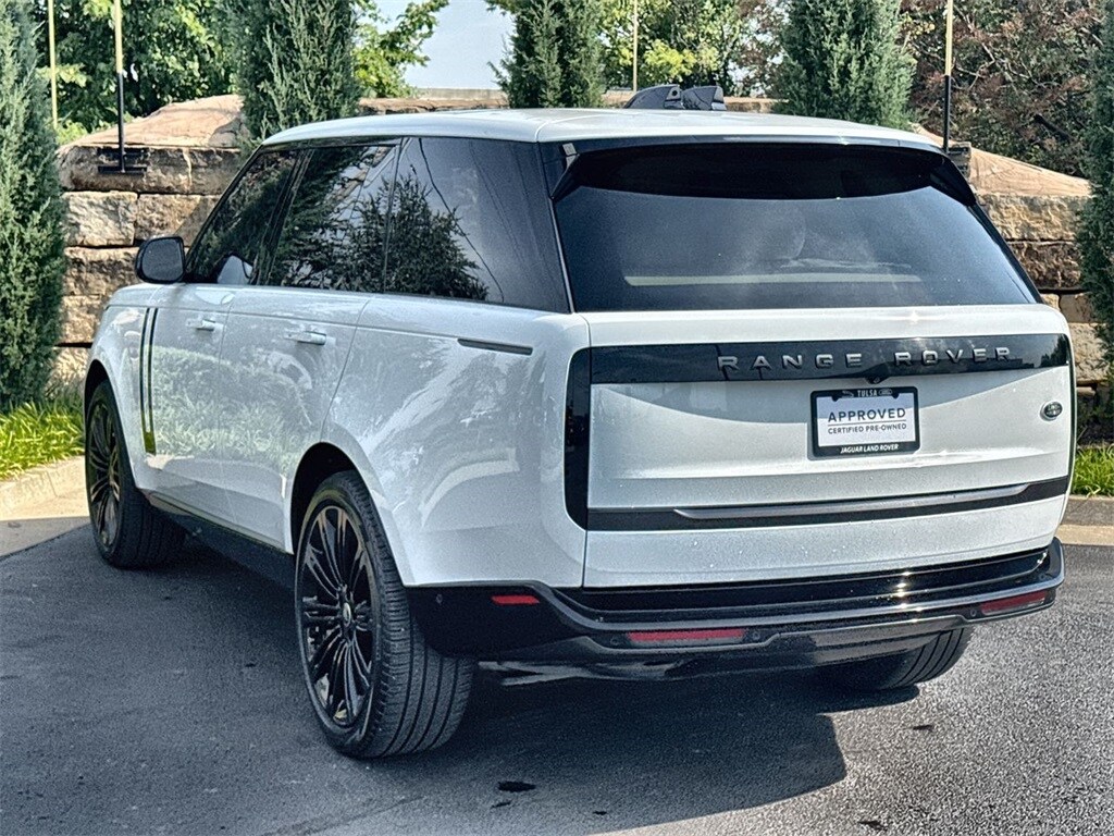 2023 Land Rover Range Rover SE photo 3