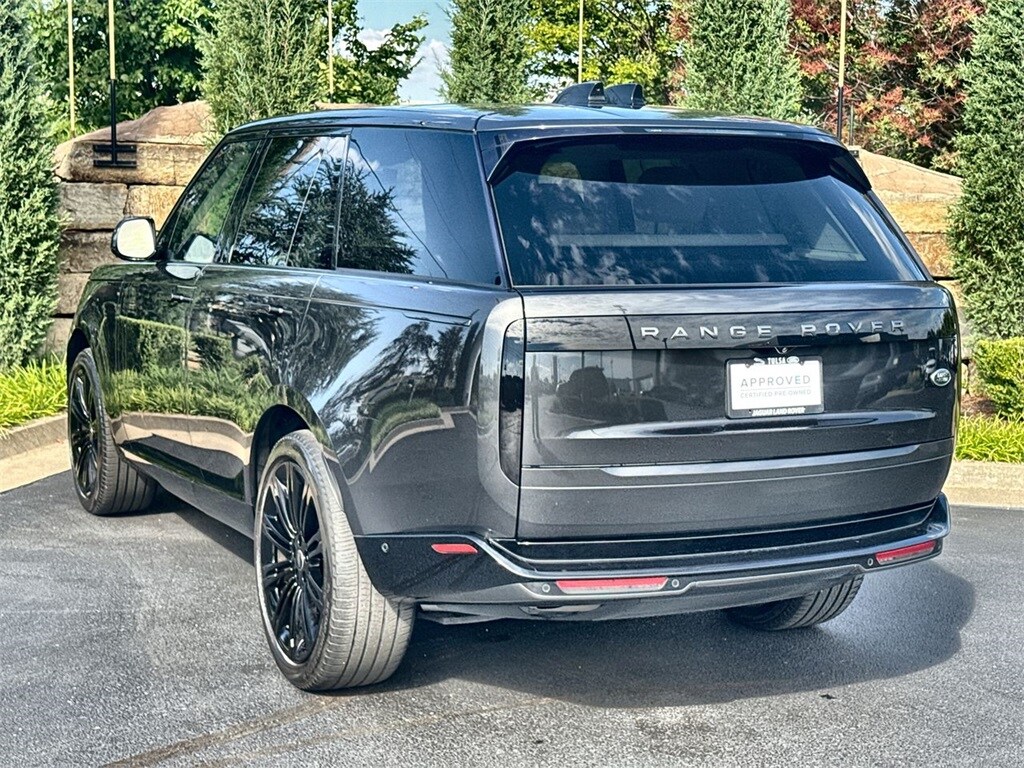 2023 Land Rover Range Rover SE photo 3