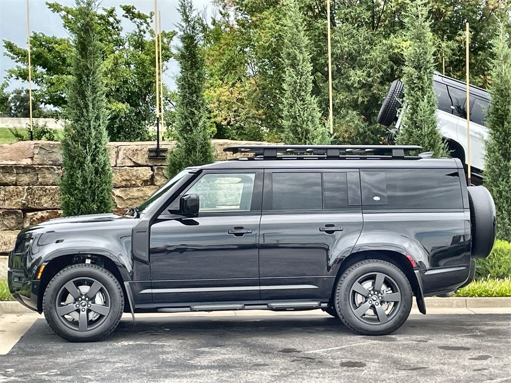 2024 Land Rover Defender 130 X-Dynamic SE photo 2