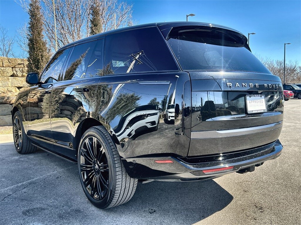 2023 Land Rover Range Rover SE photo 3