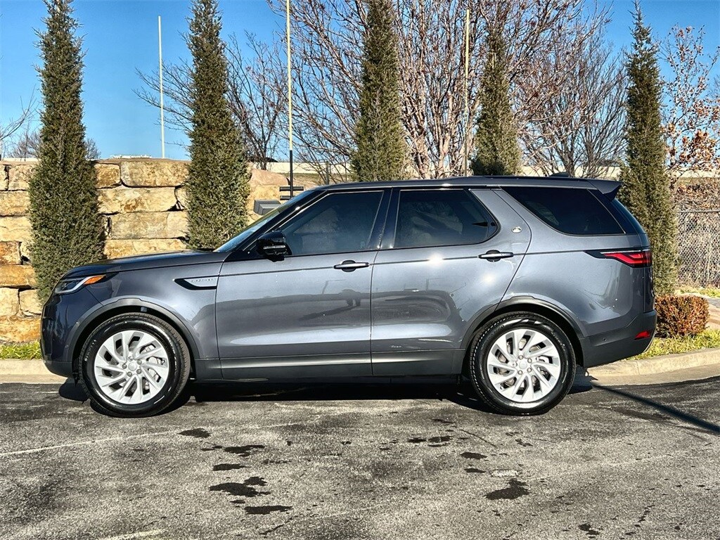 2025 Land Rover Discovery S photo 2