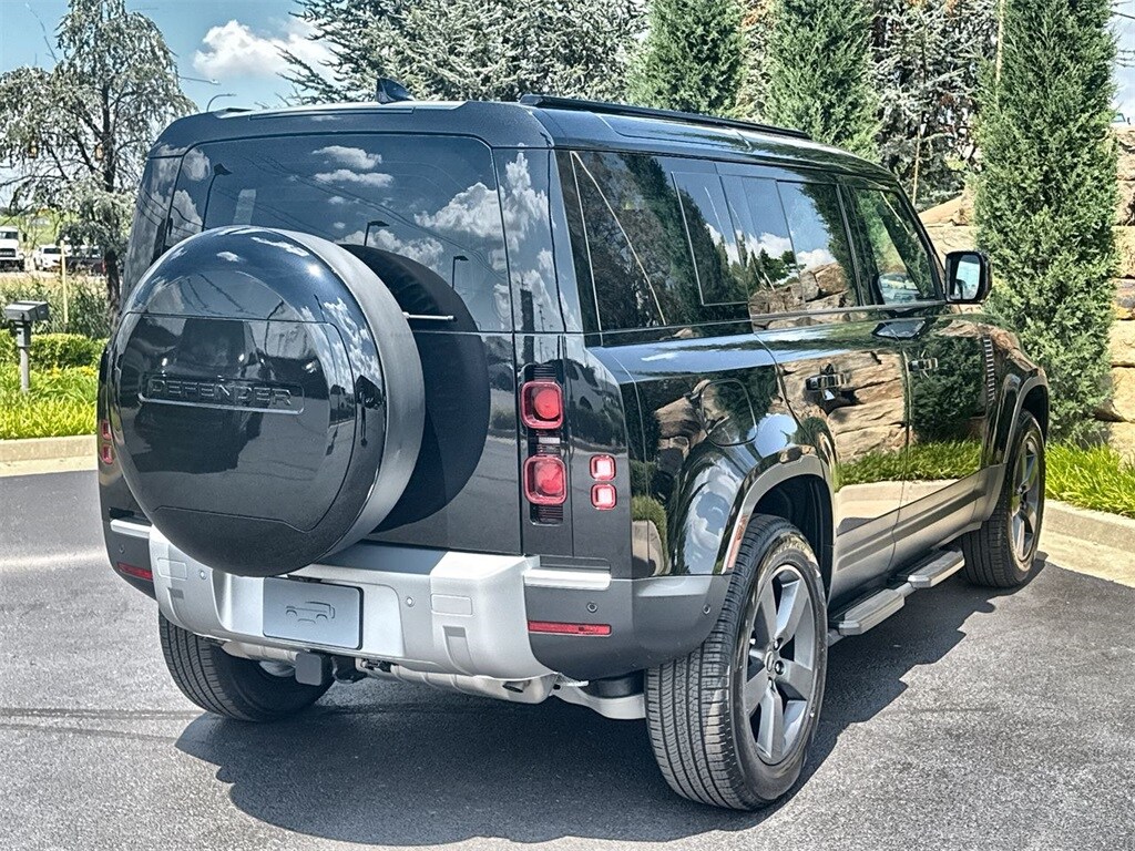 2025 Land Rover Defender 110 S photo 4