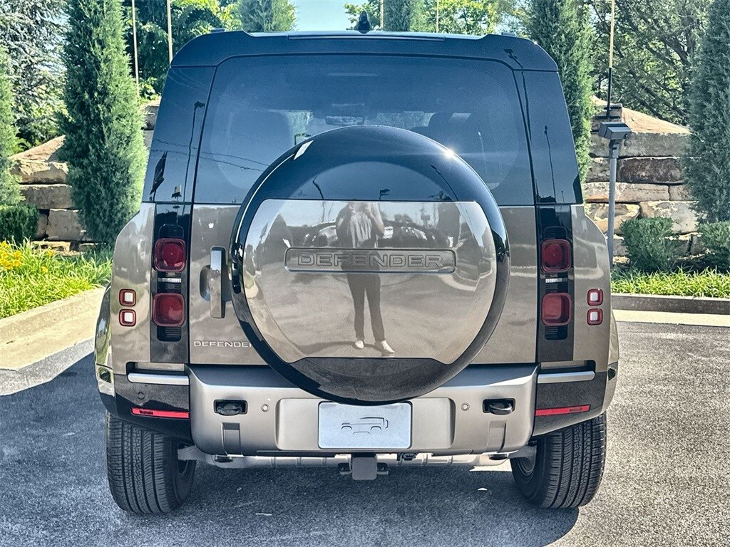 2025 Land Rover Defender 110 X-Dynamic SE photo 4