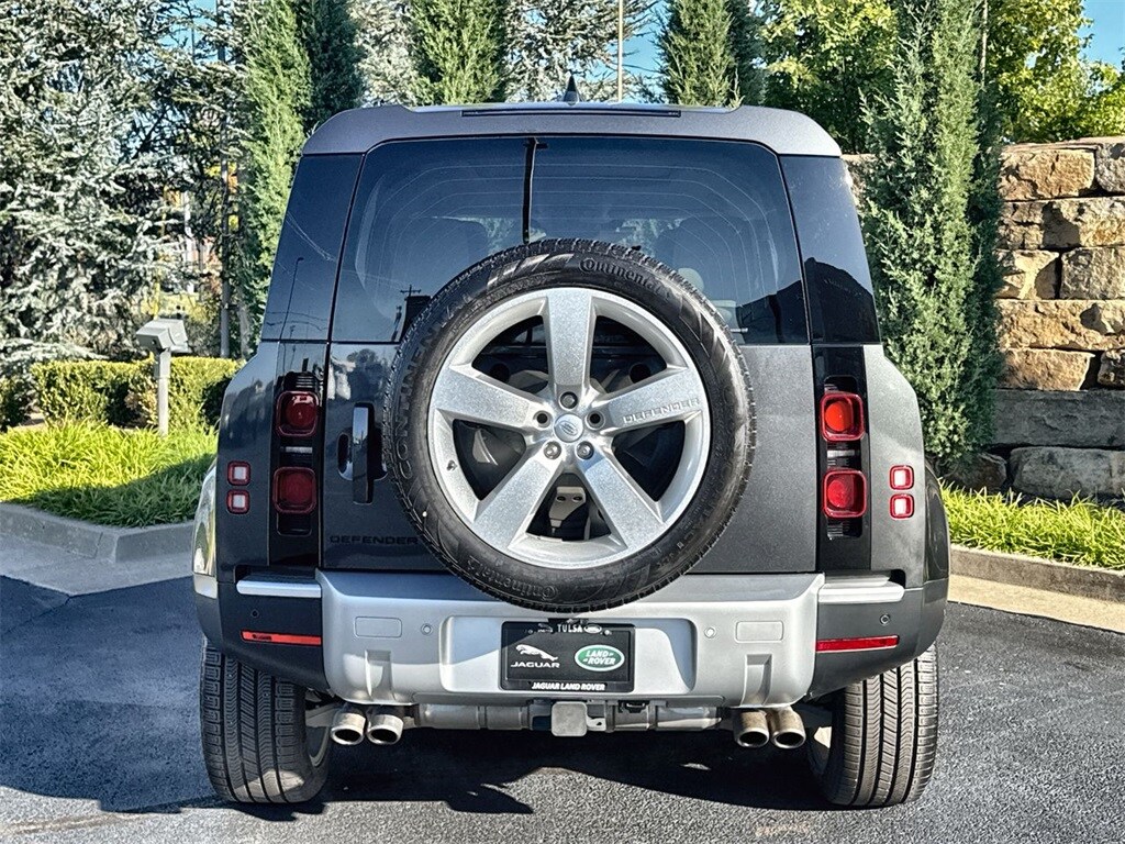 2024 Land Rover Defender 110 SE photo 4