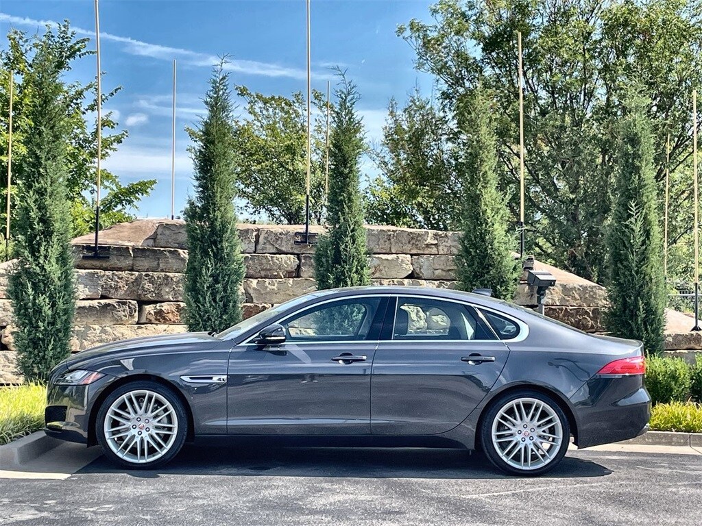 2020 Jaguar XF 30t Prestige photo 3