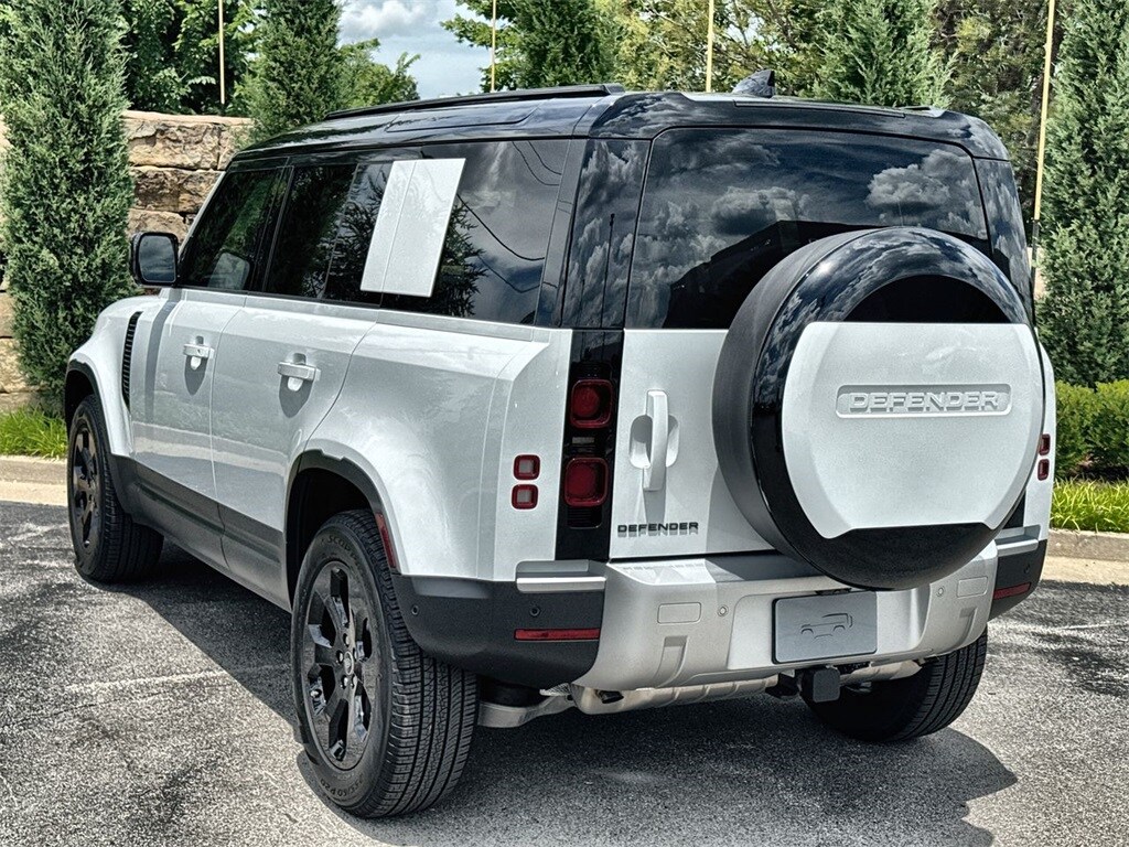 2025 Land Rover Defender 110 S photo 3