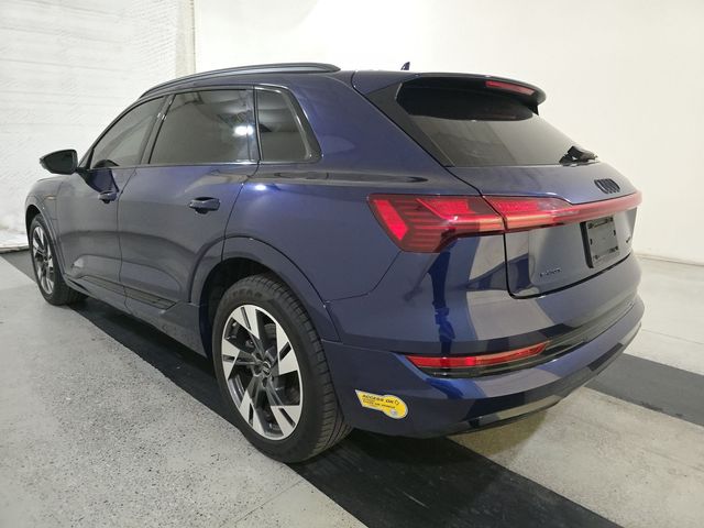 2022 Audi e-tron Premium photo 2