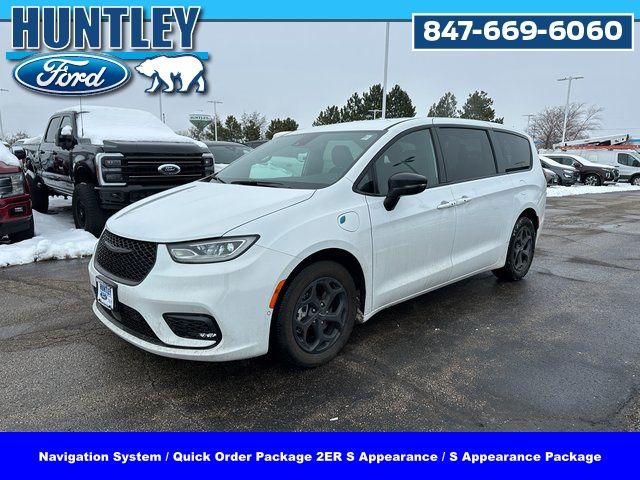 2024 Chrysler Pacifica PHEV Select's photo