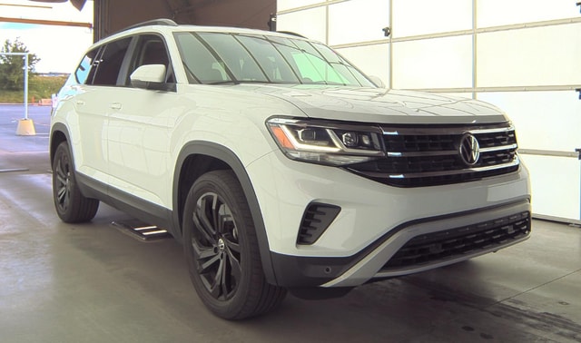 Used 2022 Volkswagen Atlas SE w/Tech with VIN 1V2KR2CA9NC553121 for sale in Skokie, IL