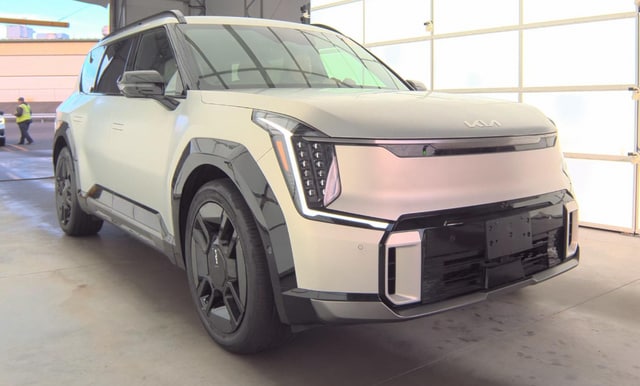 Used 2024 Kia Ev9 GT-Line with VIN KNDAEFS51R6021757 for sale in Skokie, IL