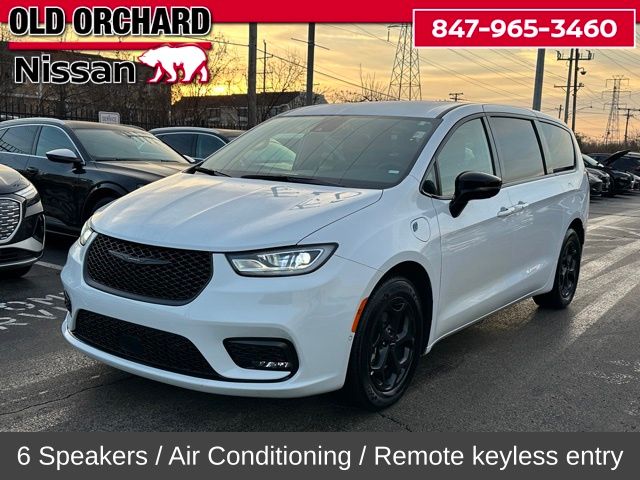 2024 Chrysler Pacifica PHEV Select's photo