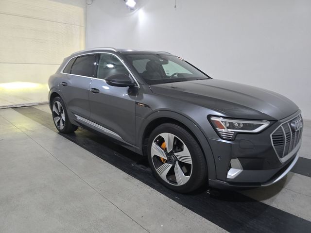 2019 Audi e-tron Prestige photo 2