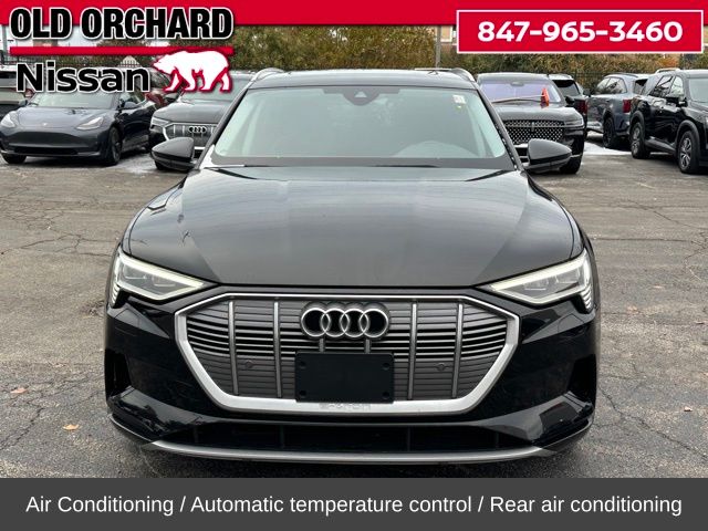 2022 Audi e-tron Premium photo 2