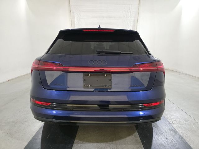 2022 Audi e-tron Premium photo 3