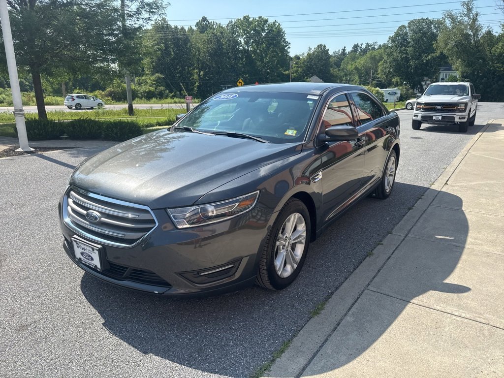 2018 Ford Taurus SEL photo 2