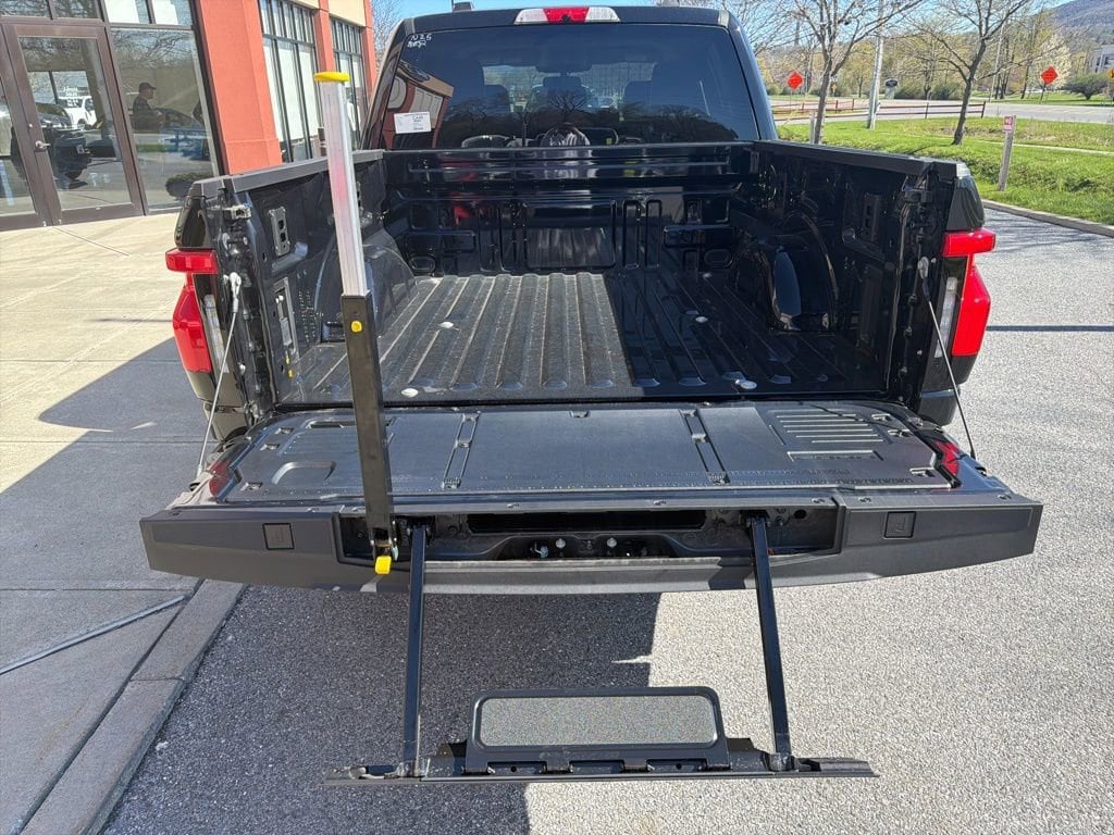 2025 Ford F-150 Lightning Flash - Photo 20