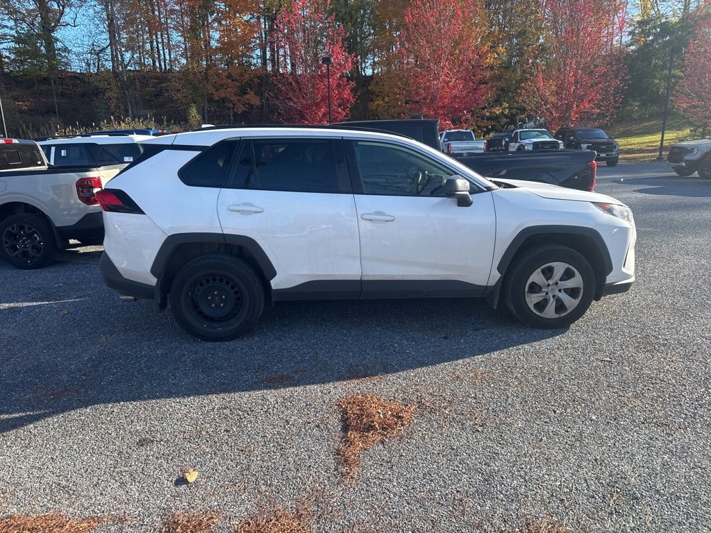 2019 Toyota RAV4 LE photo 3
