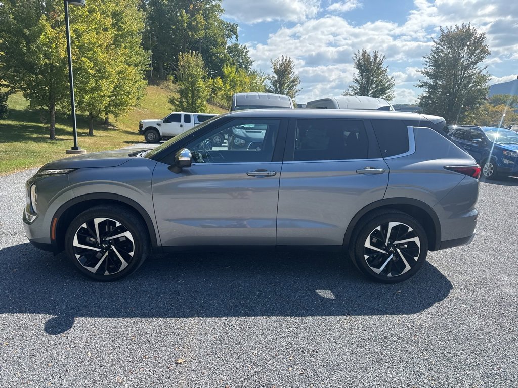 2022 Mitsubishi Outlander SE photo 4