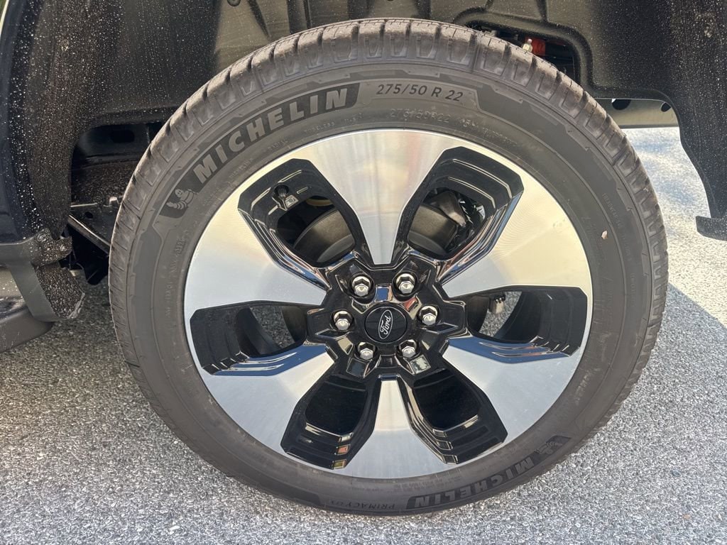2025 Ford F-150 Lightning Platinum - Photo 11