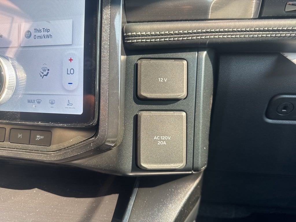 2025 Ford F-150 Lightning Platinum - Photo 31