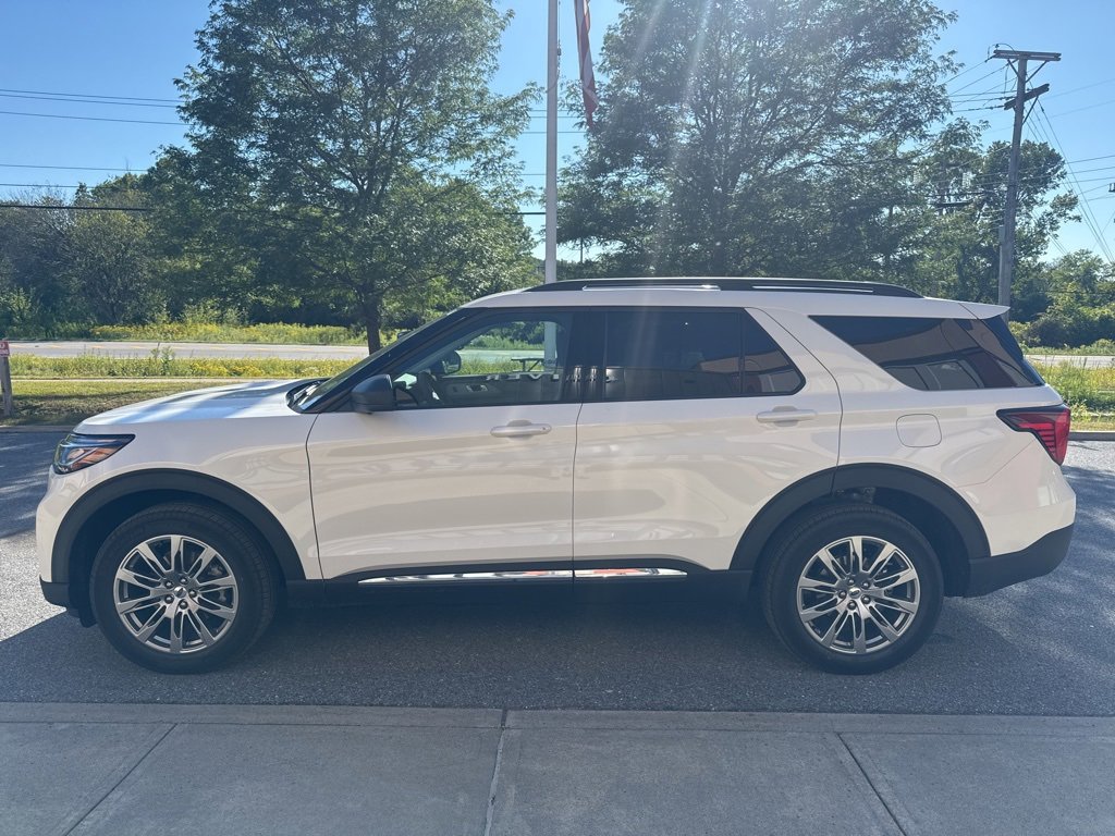 2025 Ford Explorer photo 2