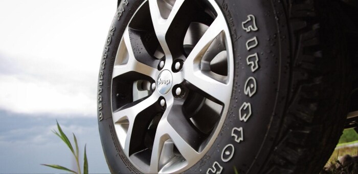 2017-Jeep-Cherokee-Trailhawk-Wheels (700x340).jpg