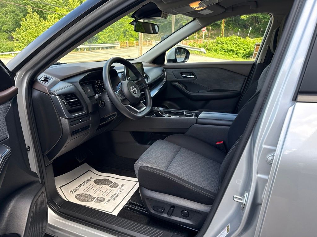 2023 Nissan Rogue SV - Photo 16