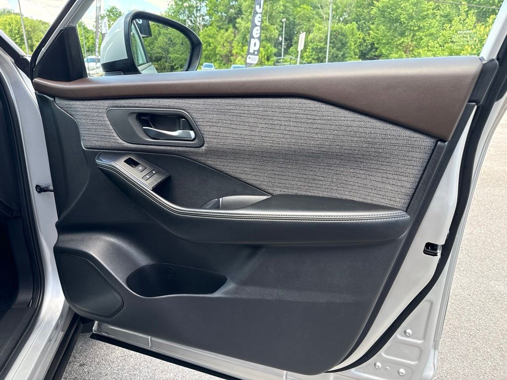 2023 Nissan Rogue SV - Photo 31