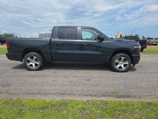 2026 Ram 1500 EXPRESS CREW CAB 4X4 5'7 BOX Pickup