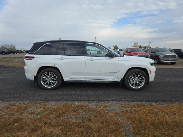 2023 Jeep Grand Cherokee Summit's photo