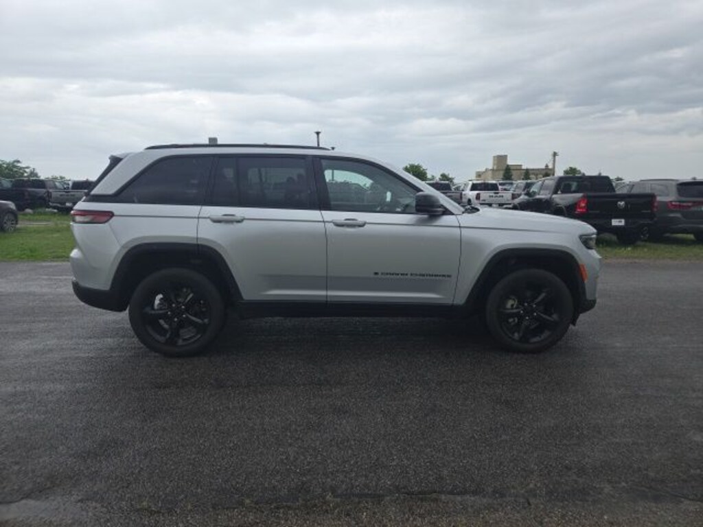 Used 2023 Jeep Grand Cherokee Laredo SUV