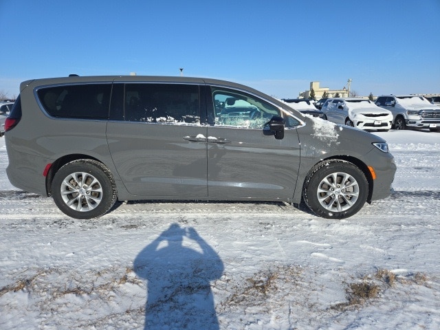 2024 Chrysler Pacifica Touring L's photo