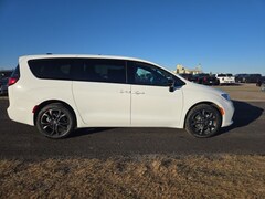 2026 Chrysler Pacifica SELECT AWD Passenger Van