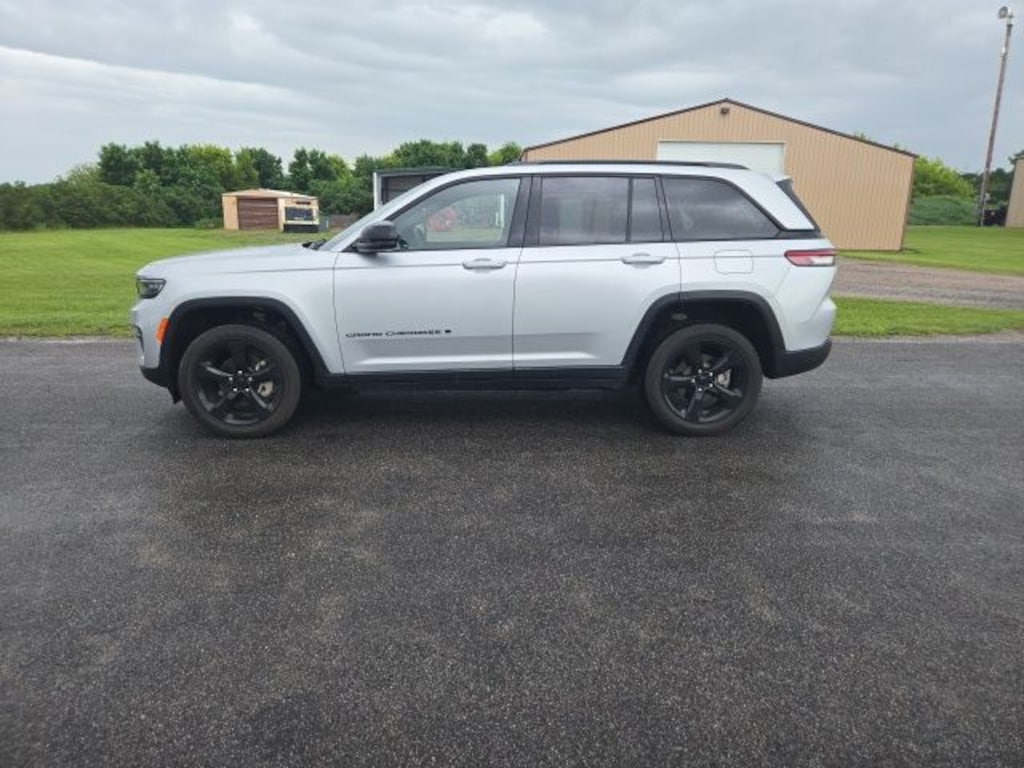 Used 2023 Jeep Grand Cherokee Laredo SUV