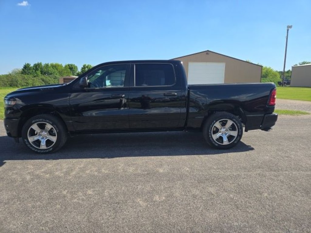New 2026 Ram 1500 EXPRESS CREW CAB 4X4 5'7 BOX Pickup