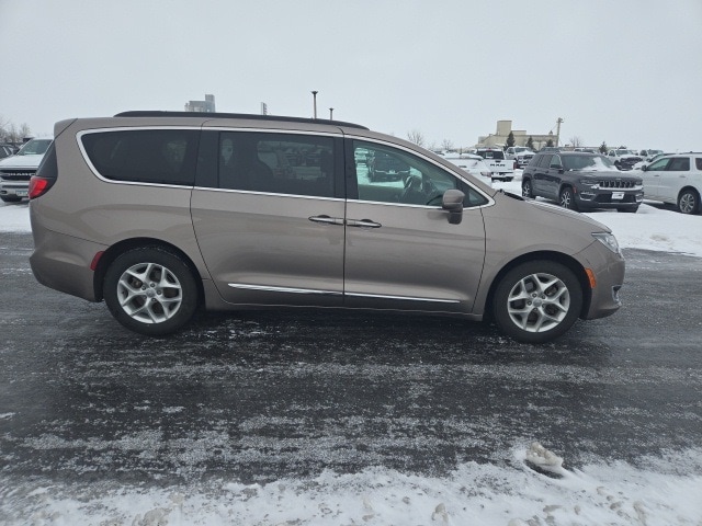 2017 Chrysler Pacifica Touring-L's photo