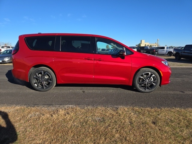 2026 Chrysler Pacifica Select's photo