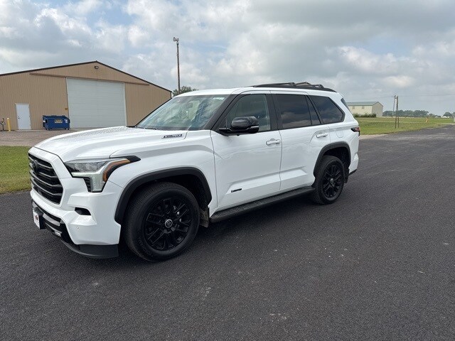 2024 Toyota Sequoia photo 3