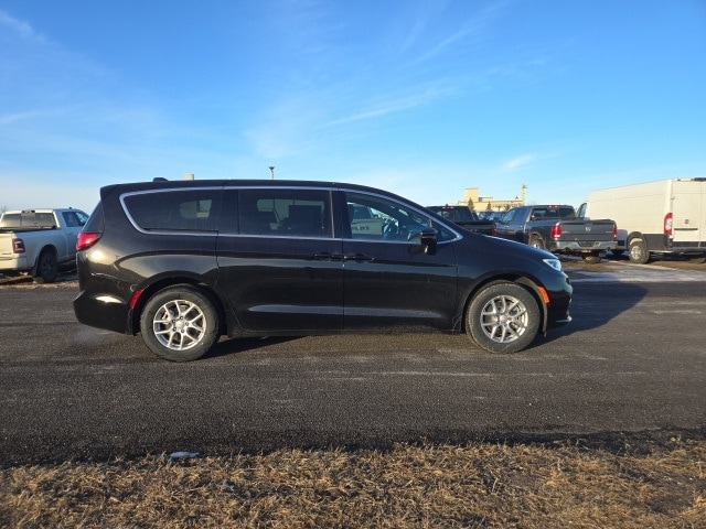 2026 Chrysler Pacifica Select's photo