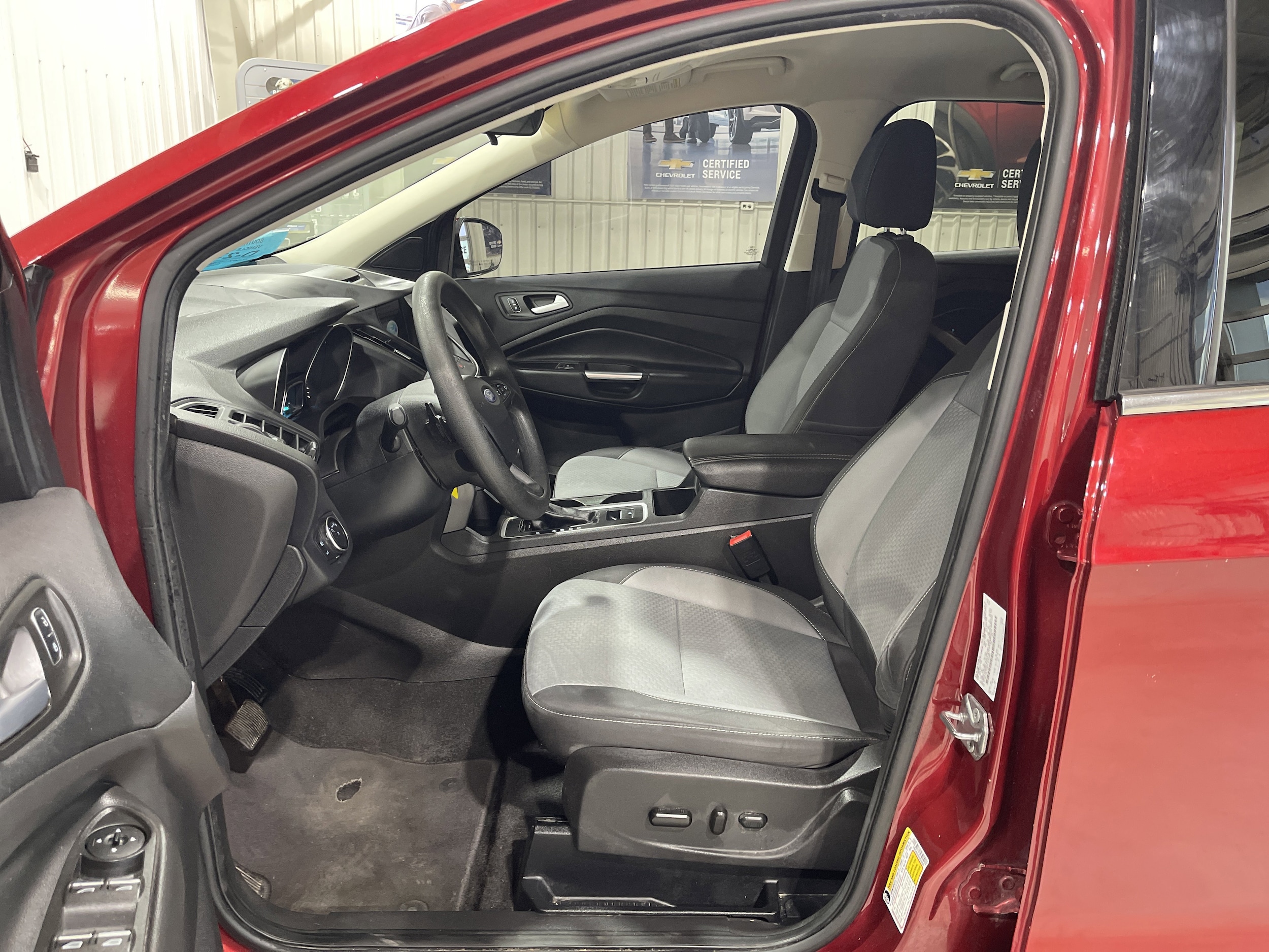 Used 2017 Ford Escape SE with VIN 1FMCU9GD8HUD28880 for sale in Huron, SD